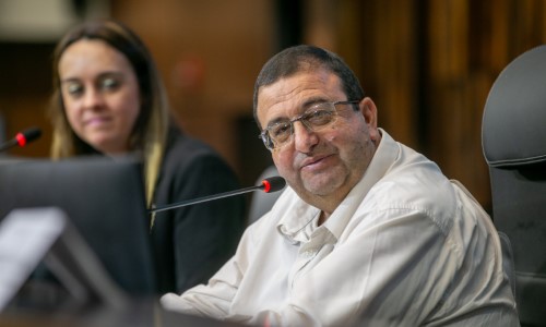 Saúde mental do cuidador ganha proteção em projeto pioneiro de Munir Neto